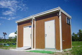 屋外トイレユニット「ネクストイレ ユニバーサル」（水洗/ポンプ式簡易