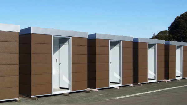 工場で生産されるコムズトイレプラス